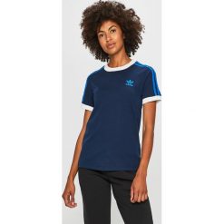 Adidas Originals - T-shirt. Niebieskie topy damskie adidas Originals, s, z aplikacjami, z elastanu, z okrągłym kołnierzem. W wyprzedaży za 114,90 zł.
