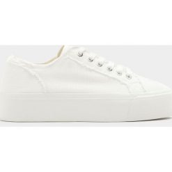 Białe materiałowe tenisówki na platformie. Białe trampki i tenisówki damskie Pull&Bear, bez wzorów, z tkaniny, bez zapięcia. Za 89,90 zł.