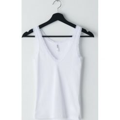 Top z koronką - Biały. Białe topy damskie Cropp, s, w koronkowe wzory, z koronki, bez kołnierzyka. W wyprzedaży za 20,99 zł.