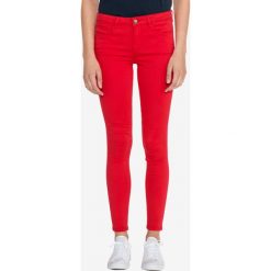 Guess Spodnie Czerwony. Czerwone spodnie damskie Guess, z elastanu. Za 404,95 zł.