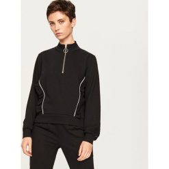 Bluza z falbanami przy rękawach - Czarny. Czarne bluzy damskie Reserved, l. W wyprzedaży za 49,99 zł.