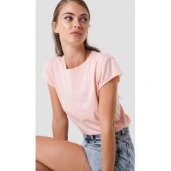 NA-KD T-shirt z błyszczącym napisem Nonsense - Pink. Różowe t-shirty damskie NA-KD, z napisami, z okrągłym kołnierzem. W wyprzedaży za 51,07 zł.