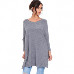 Sweter "Lacy" w kolorze szarym. Szare swetry klasyczne damskie marki Cosy Winter, s, ze splotem, z asymetrycznym kołnierzem. W wyprzedaży za 181,95 zł.