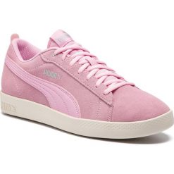 Sneakersy PUMA - Smash Wns V2 Sd 365313 15 Pale Pink/Silver/W White. Różowe półbuty damskie Puma, na co dzień, bez wzorów, z zamszu, bez obcasa, na płaskiej podeszwie, bez zapięcia. W wyprzedaży za 159,99 zł.