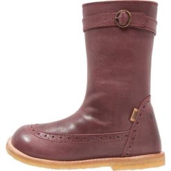 Bisgaard Kozaki plume. Fioletowe buty zimowe damskie marki Bisgaard, z materiału, na wysokim obcasie. W wyprzedaży za 356,30 zł.