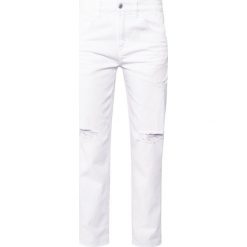 DRYKORN LIKE Jeansy Relaxed Fit white. Białe boyfriendy damskie DRYKORN. W wyprzedaży za 408,85 zł.