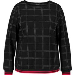 Sweter w kolorze czarno-biało-czerwonym. Czerwone swetry damskie SAMOON, w kratkę, bez rękawów, bez kaptura. W wyprzedaży za 172,95 zł.