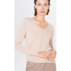 Lekki sweter z połyskującą lamówką - Beżowy. Brązowe swetry damskie Mohito, xl, bez wzorów, bez rękawów, bez kaptura. W wyprzedaży za 39,99 zł.