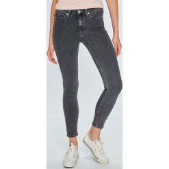 Calvin Klein Jeans - Jeansy 001. Szare rurki damskie Calvin Klein Jeans, z elastanu. W wyprzedaży za 339,90 zł.