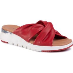 Klapki CAPRICE - 9-27203-34 Red Softnappa 525. Czerwone klapki damskie Caprice, bez wzorów, ze skóry, bez obcasa, na obcasie. W wyprzedaży za 169,00 zł.
