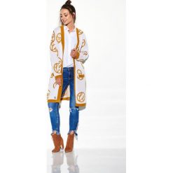 Kardigan monogramy biały. Białe swetry damskie Lemoniade, s, bez wzorów, eleganckie, bez rękawów, bez kaptura. Za 169,90 zł.