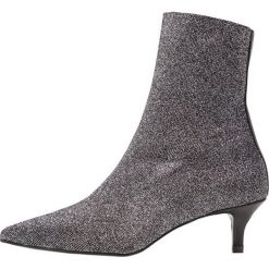Élysèss Botki calcida graphit. Szare botki damskie marki Élysèss, ze skóry, klasyczne, bez obcasa, bez zapięcia. Za 549,00 zł.