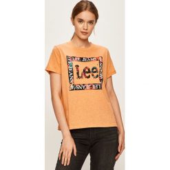 Lee - T-shirt. Pomarańczowe bluzki damskie Lee, s, z nadrukiem, z bawełny, z okrągłym kołnierzem. W wyprzedaży za 69,90 zł.