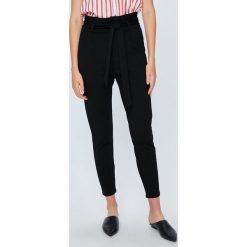 Vero Moda - Spodnie. Czarne spodnie damskie Vero Moda, s, z elastanu, z podwyższonym stanem. W wyprzedaży za 89,90 zł.