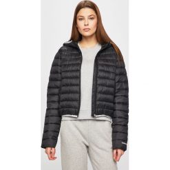 Calvin Klein Jeans - Kurtka. Różowe kurtki damskie Calvin Klein Jeans, s, bez wzorów, z poliesteru, krótkie. W wyprzedaży za 439,90 zł.