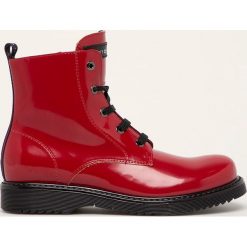Tommy Hilfiger - Botki dziecięce. Czerwone botki dziewczęce TOMMY HILFIGER, z okrągłym noskiem, na sznurówki. Za 499,90 zł.