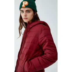Puchowa kurtka z kapturem. Czerwone bomberki damskie Pull&Bear, z puchu, z kapturem. Za 89,90 zł.