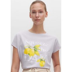 T-shirt z nadrukiem - Jasny szary. Szare t-shirty damskie Reserved, s, z nadrukiem, bez kołnierzyka. W wyprzedaży za 19,99 zł.