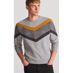 Bluza z geometrycznymi wstawkami - Jasny szary. Szare bluzy męskie Reserved, s, bez wzorów, bez kołnierzyka, bez rękawów, bez kaptura. Za 119,99 zł.