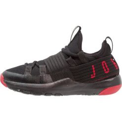 Jordan TRAINER PRO Obuwie do koszykówki black/gym red. Czarne buty chłopięce sportowe marki Jordan, z materiału. Za 339,00 zł.