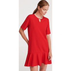 Sukienka mini z falbaną - Czerwony. Czerwone sukienki damskie Reserved, m, bez wzorów, bez kołnierzyka, bez rękawów, mini. W wyprzedaży za 39,99 zł.