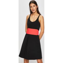 Armani Exchange - Sukienka. Czarne sukienki damskie Armani Exchange, na co dzień, s, w paski, z elastanu, casualowe, z okrągłym kołnierzem, bez rękawów, mini, proste. W wyprzedaży za 449,90 zł.