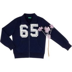 Bluza w kolorze granatowym. Niebieskie bluzy niemowlęce Benetton Kids, z nadrukiem, bez rękawów, bez kaptura. W wyprzedaży za 42,95 zł.