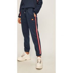 Ellesse - Spodnie. Różowe spodnie damskie Ellesse, z bawełny. W wyprzedaży za 179,90 zł.