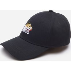 Czapka z napisem - Wielobarwny. Czapki męskie House, z napisami. W wyprzedaży za 19,99 zł.
