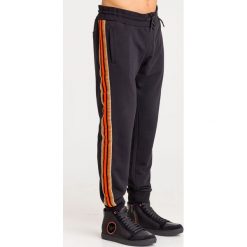 SPODNIE DRESOWE Emporio Armani. Czarne spodnie męskie Emporio Armani, na imprezę, xl, z nadrukiem, z dresówki. Za 1129,00 zł.