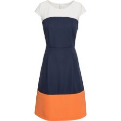 Sukienka "color-blocking" bonprix biało-niebiesko-pomarańczowy w paski. Białe sukienki damskie bonprix, do pracy, w paski, biznesowe, bez kołnierzyka, bez rękawów. Za 119,99 zł.