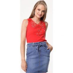 Czerwony Top Drop By. Czerwone bluzki damskie Born2be, s, z aplikacjami, z jeansu, bez kołnierzyka. Za 39,99 zł.