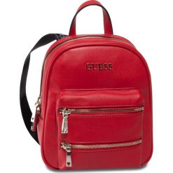Plecak GUESS - Caley (VG) HWVG76 74320 RED. Czerwone plecaki damskie Guess, z aplikacjami, ze skóry ekologicznej. W wyprzedaży za 359,00 zł.