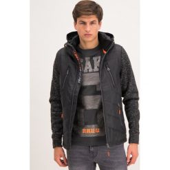 Bluza Superdry Storm Hybrid M2000040A. Czarne bluzy męskie Superdry, s, bez wzorów, z poliesteru, bez kołnierzyka, bez rękawów, bez kaptura. W wyprzedaży za 329,00 zł.