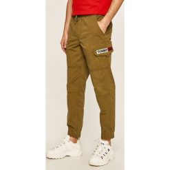 Tommy Jeans - Spodnie. Zielone spodnie męskie Tommy Jeans, na co dzień, s, bez wzorów, z elastanu. Za 399,90 zł.