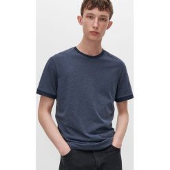 T-shirt z kontrastowym brzegiem - Granatowy. Niebieskie t-shirty męskie Reserved, s, bez wzorów, z kontrastowym kołnierzykiem. Za 29,99 zł.