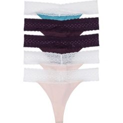 Stringi z koronką (5 par) bonprix jasnoróżowy + jasnoniebieski + jeżynowy. Różowe stringi damskie bonprix, w koronkowe wzory, z koronki. Za 44,95 zł.
