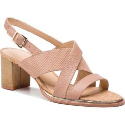 Sandały CLARKS - Ellis Tilda 261393184 Praline Leather. Różowe klapki damskie Clarks, bez wzorów, ze skóry, bez obcasa, na obcasie. W wyprzedaży za 229,00 zł.