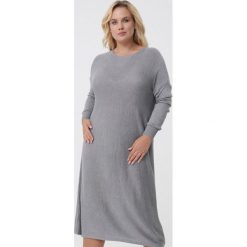 Szara Sukienka Cali. Szare sukienki damskie Born2be, na wiosnę, xl, bez wzorów, z dzianiny, z okrągłym kołnierzem, bez rękawów, długie, oversize. Za 99,99 zł.