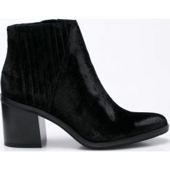 Calvin Klein Jeans - Botki Volise Velvet. Czarne buty zimowe damskie marki Calvin Klein Jeans, z jeansu, na obcasie. W wyprzedaży za 429,90 zł.