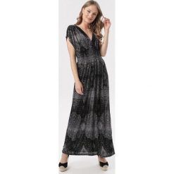 Szara Sukienka Philippis. Szare sukienki damskie Born2be, xl, bez wzorów, bez kołnierzyka, bez rękawów, maxi. W wyprzedaży za 69,99 zł.