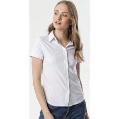 Biała Koszula Coniqua. Białe bluzki damskie Born2be, s, bez wzorów, eleganckie, z klasycznym kołnierzykiem, z krótkim rękawem. Za 69,99 zł.