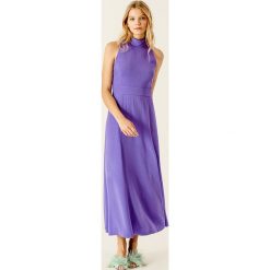 Sukienka w kolorze fioletowym. Fioletowe sukienki damskie IVY & OAK, bez wzorów, ze stójką, bez rękawów, maxi, rozkloszowane. W wyprzedaży za 229,95 zł.