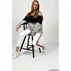 Bluza HugMe crewneck. Szare bluzy dziewczęce rozpinane Pakamera, z napisami. Za 199,00 zł.