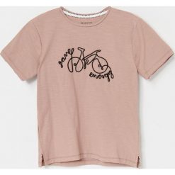 Bawełniany t-shirt z napisem - Brązowy. Pomarańczowe t-shirty męskie Reserved, z napisami, z bawełny, bez kołnierzyka. W wyprzedaży za 19,99 zł.