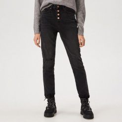 Jeansy straight leg - Czarny. Czarne jeansy damskie Sinsay. W wyprzedaży za 59,99 zł.