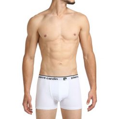 Bokserki w kolorze białym. Białe bokserki męskie Pierre Cardin, z nadrukiem. W wyprzedaży za 37,95 zł.