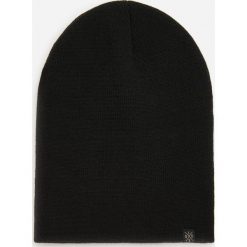 Czarna czapka beanie z dzianiny - Czarny. Czarne czapki męskie Reserved, bez wzorów, z dzianiny. Za 39,99 zł.