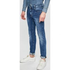 Mustang - Jeansy Oregon. Niebieskie jeansy męskie marki Mustang, bez wzorów, z obniżonym stanem. Za 299,90 zł.