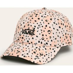 Vans - Czapka. Różowe czapki damskie Vans, bez wzorów, z poliesteru. W wyprzedaży za 129,90 zł.